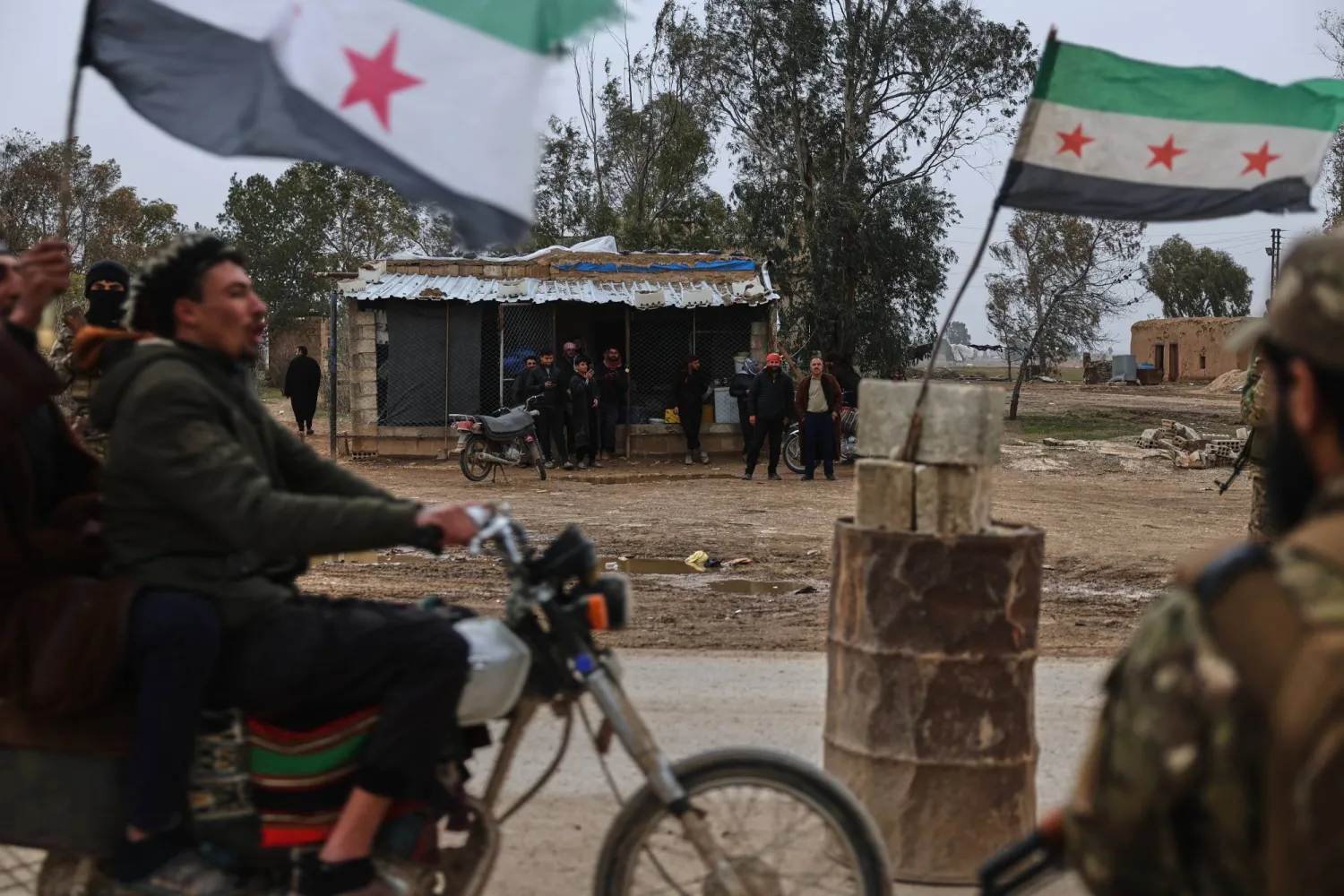 قوات الأمن الحكومية تدخل القامشلي وتستعد لتسلّم المطار وسط حظر تجول