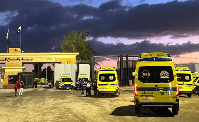 مصر تستقبل 40 فلسطينياً من غزة بينهم 20 مصاباً وتواصل إرسال المساعدات الإنسانية