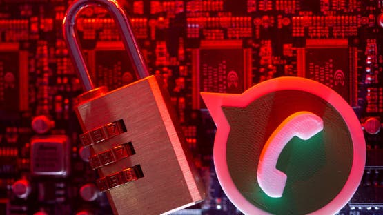 شعار تطبيق واتساب إلى جانب قفل أمان (رويترز)