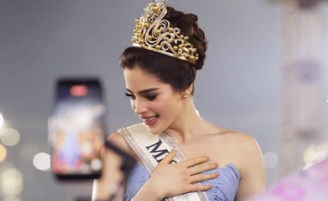 ملكة جمال الكون تتعرض لإغماء مفاجئ خلال مهرجان في الإكوادور