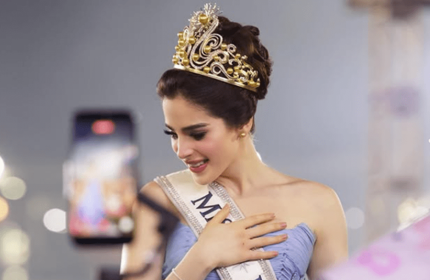 ملكة جمال الكون تتعرض لإغماء مفاجئ خلال مهرجان في الإكوادور