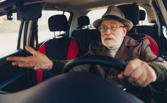 تغييرات بسيطة في عادات القيادة قد تشير إلى التدهور المعرفي لدى كبار السن