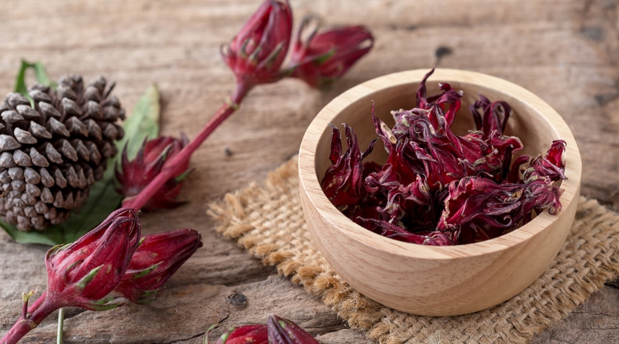 الكركديه: مشروب رمضاني منعش وفوائد صحية متعددة