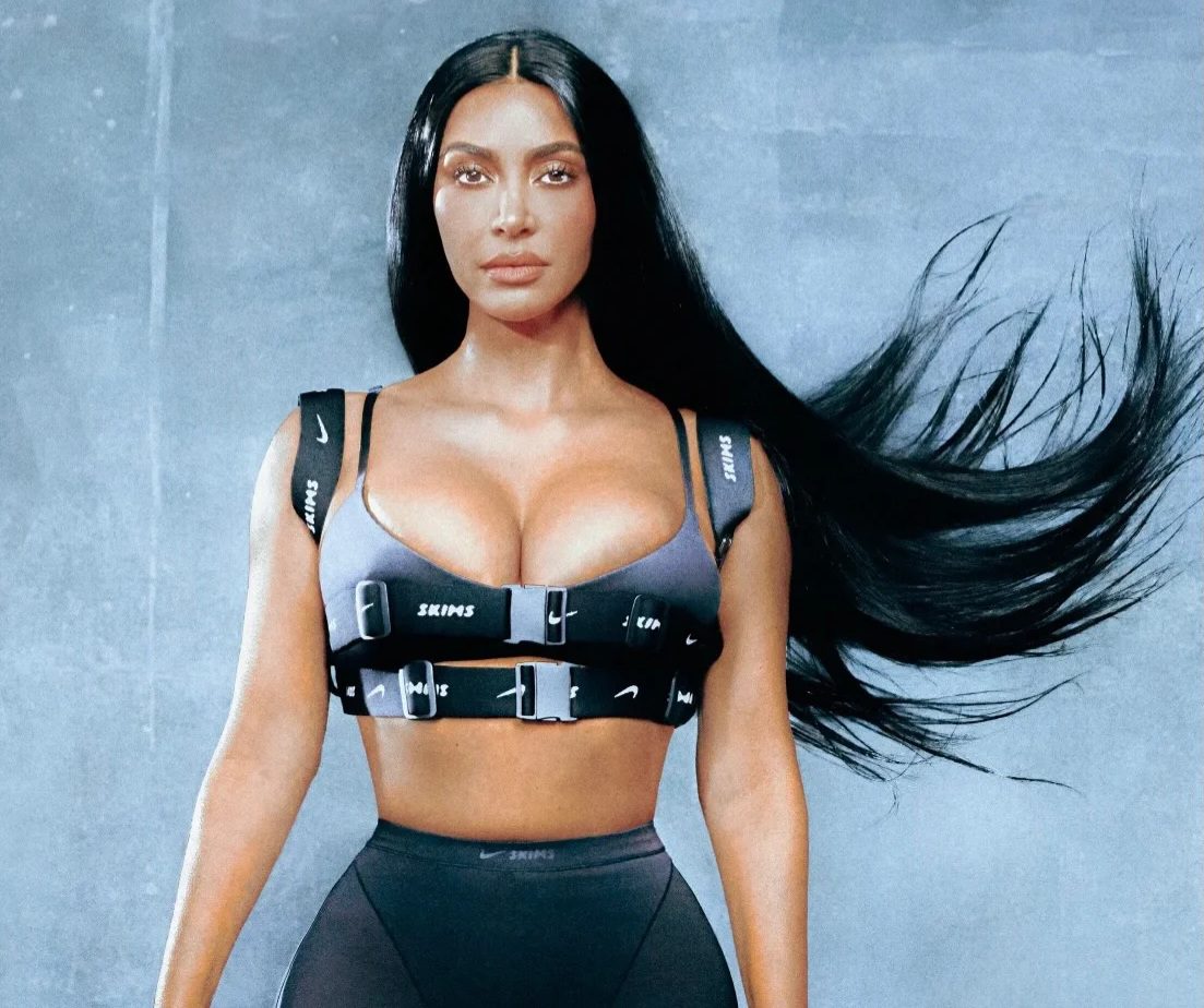 كيم كارداشيان تروّج لشراكتها مع «نايكي سكيمز» بجلسة تصوير جريئة
