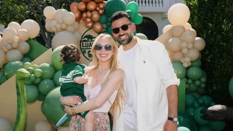 ليندسي لوهان تستعرض شعر ابنها لؤي في صور نادرة