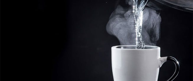 ما هي فوائد شرب الماء الساخن؟