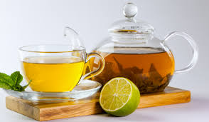 الشاي الأخضر وماء الليمون