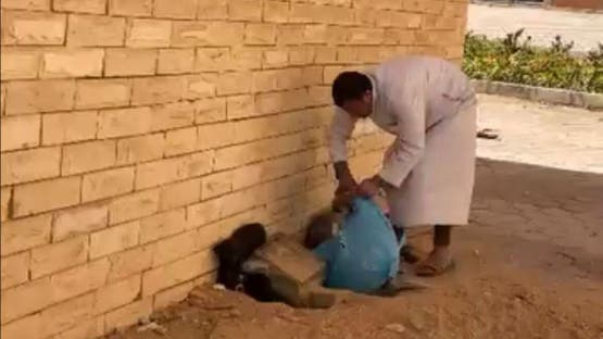 من مقطع فيديو إلقاء الجراوي داخل أكياس