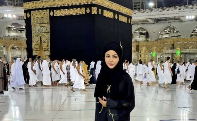 مهيرة عبد العزيز تبهر متابعيها بإطلالة رمضانية أمام الكعبة