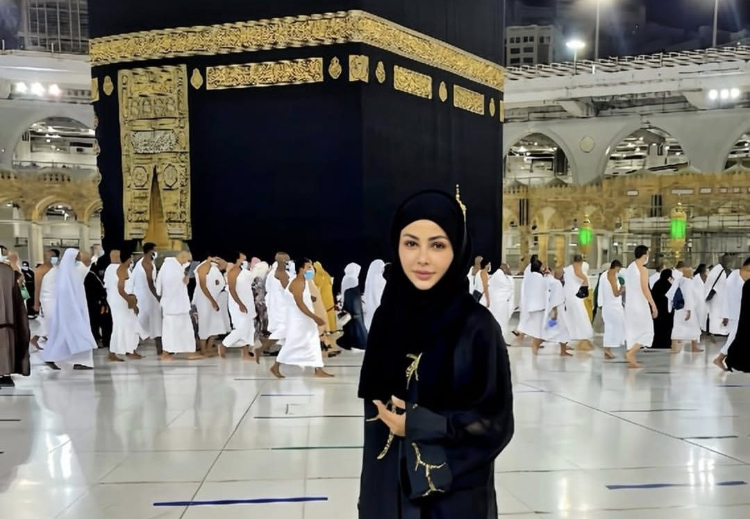 مهيرة عبد العزيز تبهر متابعيها بإطلالة رمضانية أمام الكعبة