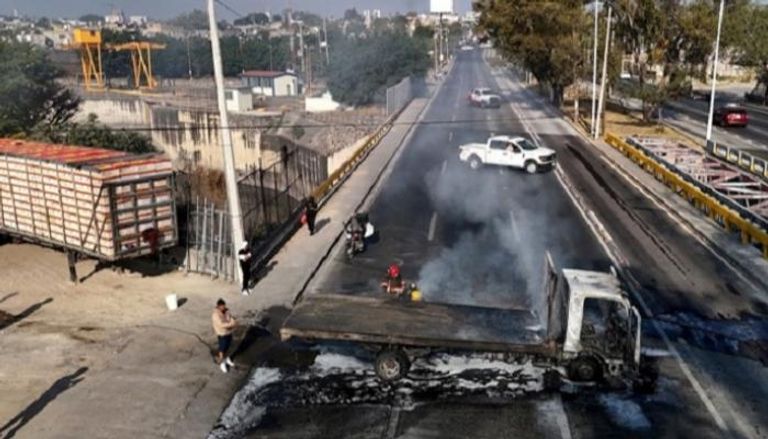 موجة عنف في المكسيك بعد مقتل “إل مينشو”… إغلاق طرق وإلغاء رحلات جوية