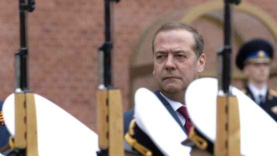 ميدفيديف يؤكد أن هدف روسيا في الحرب هو منع صراعات جديدة وزيلينسكي يستعد لجولة مفاوضات ثلاثية