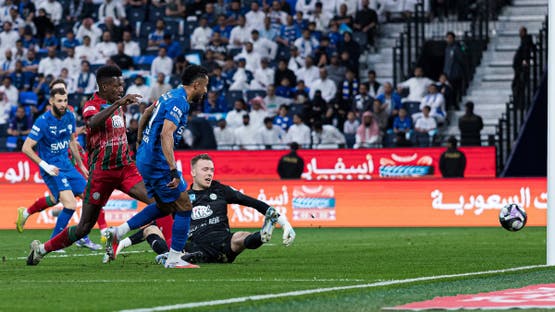 الهلال يواصل الصدارة بفوزه على الاتفاق 2-0