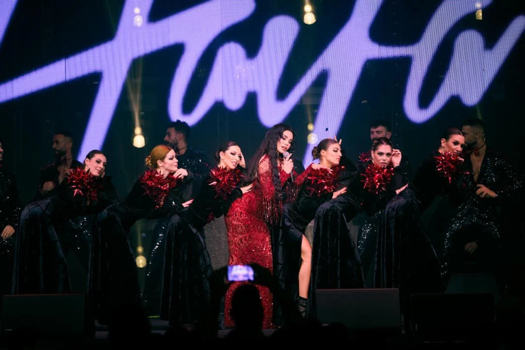 هيفاء وهبي تتألق بفستان أحمر في عيد الحب بتوقيع شربل زوي