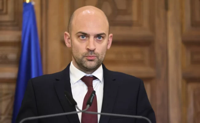 فرنسا تفتح تحقيقاً في تورط دبلوماسي سابق بعلاقات مع جيفري إبستين