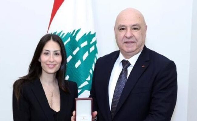 لبنان- بالصورة: الرئيس عون يمنح هبة طوجي وسام الأرز الوطني