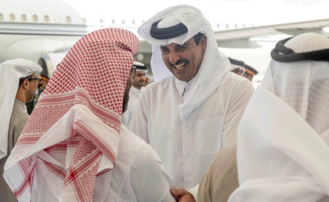 بالصورة: أمير قطر يصل الإمارات