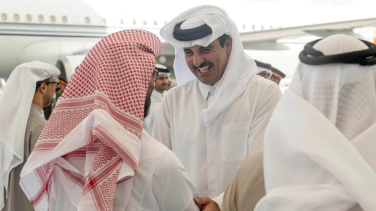 بالصورة: أمير قطر يصل الإمارات
