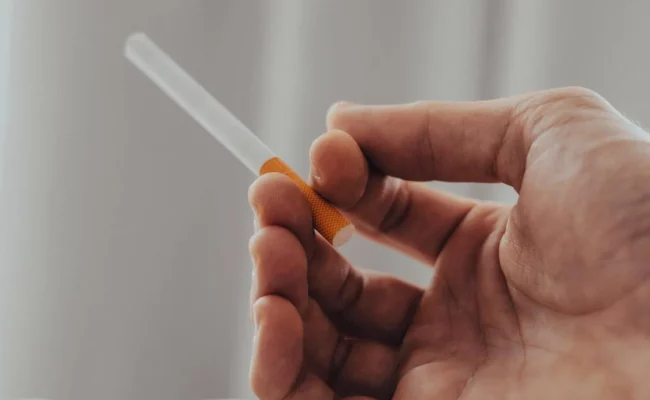 التدخين مباشرة بعد الإفطار… مخاطر فورية وصحية تستدعي الانتظار