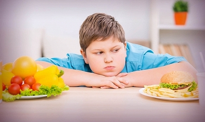 دراسة جامعة ييل: توتر الوالدين عامل خفي يزيد خطر السمنة لدى الأطفال