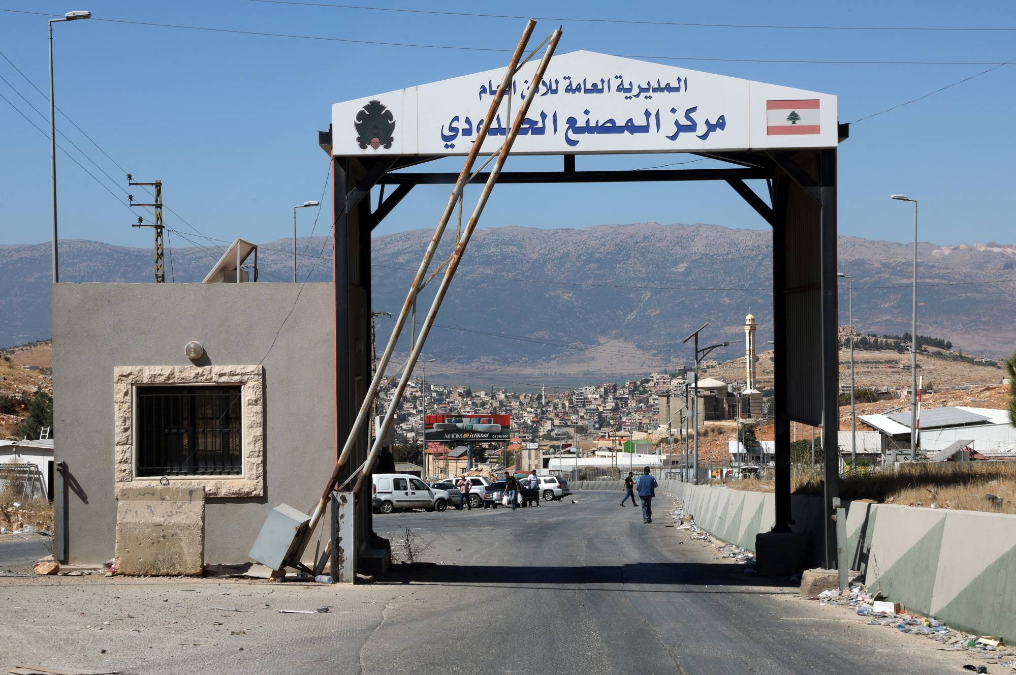 أكثر من 120 ألف سوري يغادرون لبنان هرباً من نيران الحرب