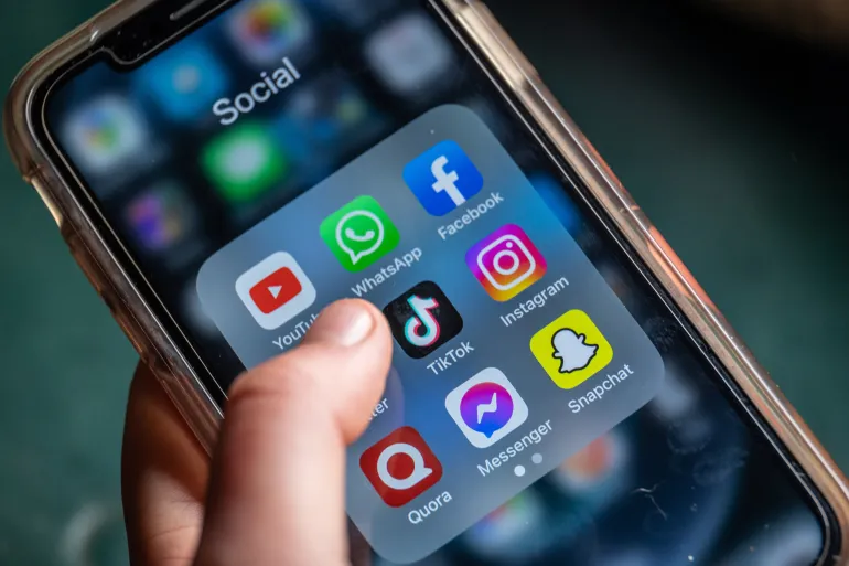 تقرير السعادة العالمي 2026: وسائل التواصل تخفّض رفاه الشباب وفنلندا تتصدر مجددًا