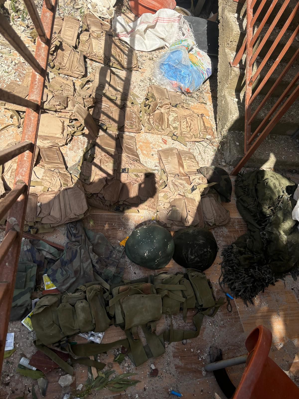 الجيش الإسرائيلي يعلن استهداف مواقع لحزب الله في جنوب لبنان