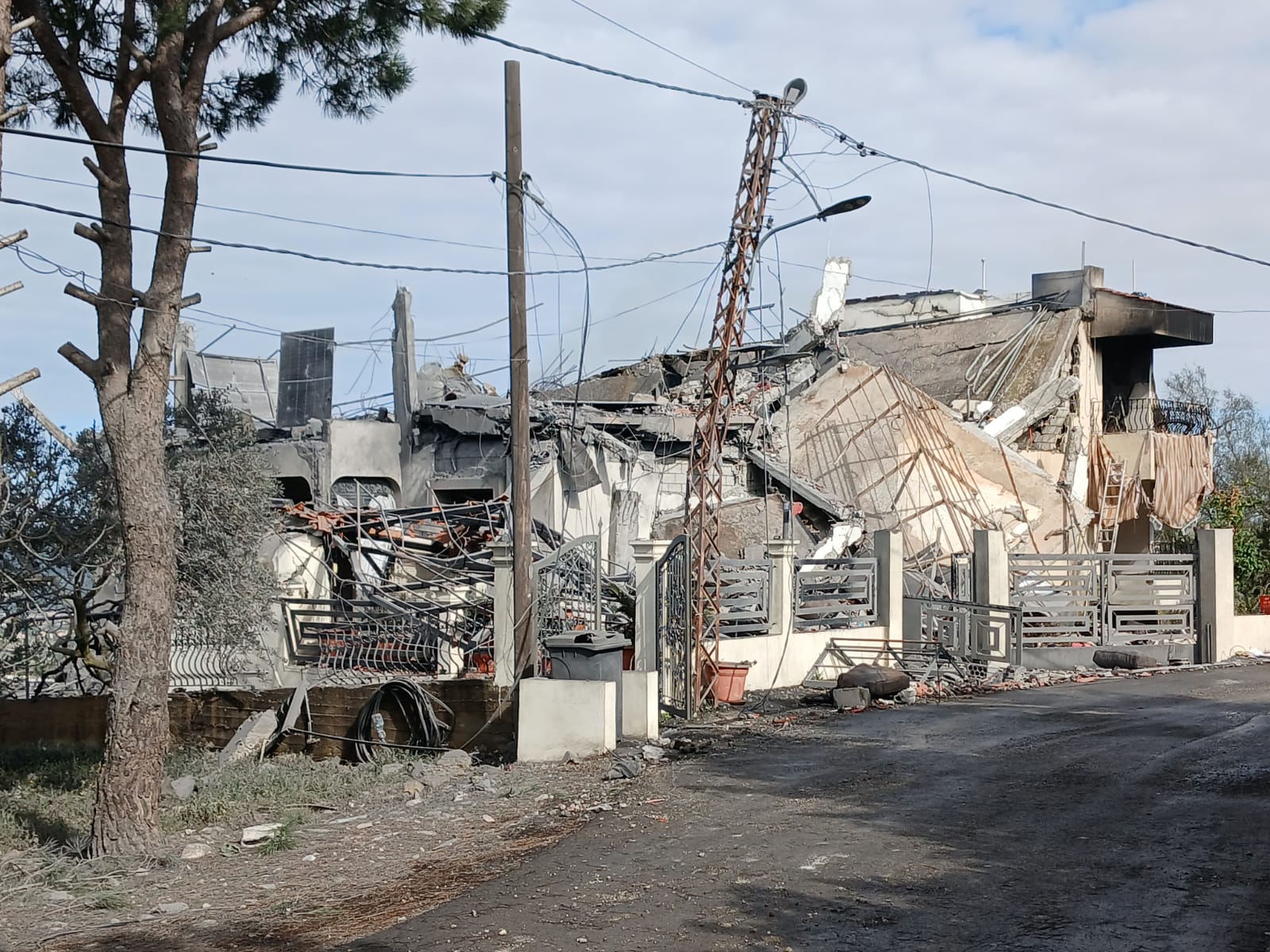 لبنان- استهداف منزل في عين إبل بمسيّرة إسرائيلية والعائلة تنجو بأعجوبة