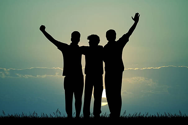 لماذا يفضّل الأذكياء علاقات قليلة وعميقة؟ دراسات تفسّر الأمر