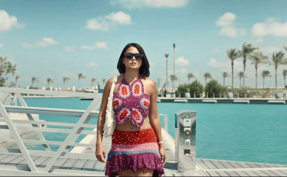 كيف أحدثت إطلالات أسماء جلال الجدل في «السلّم والثعبان 2″؟