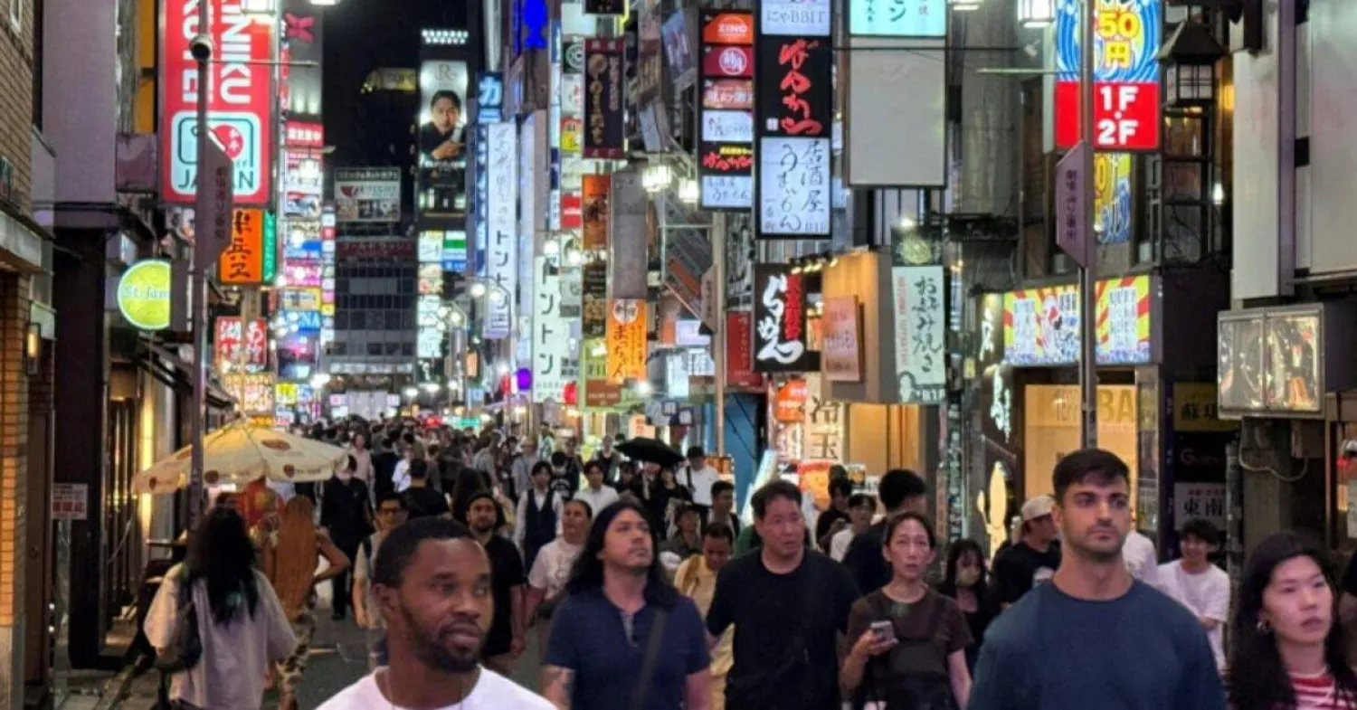 أشخاص يتجولون بمنطقة تسوق في طوكيو