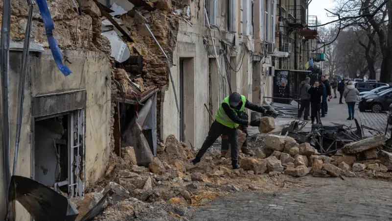 أضرار خلفها قصف روسي على مدينة أوديسا الأوكرانية في صورة التطقت أمس الجمعة