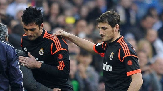 أنطونيو أدان وزميله في ريال مدريد إيكر كاسياس