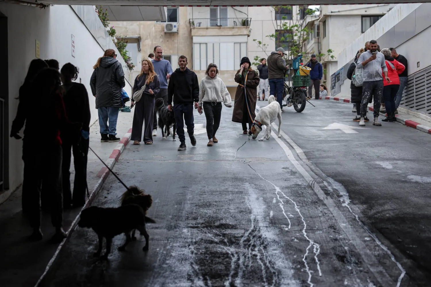 إسرائيليون يتوجهون نحو موقف سيارات تحت الأرض للاحتماء مع دوي صفارات الإنذار في تل أبيب