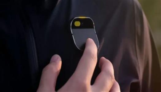 أبل تخطط لإطلاق دبوس ذكاء اصطناعي قابل للارتداء مع آيفون بحلول 2027