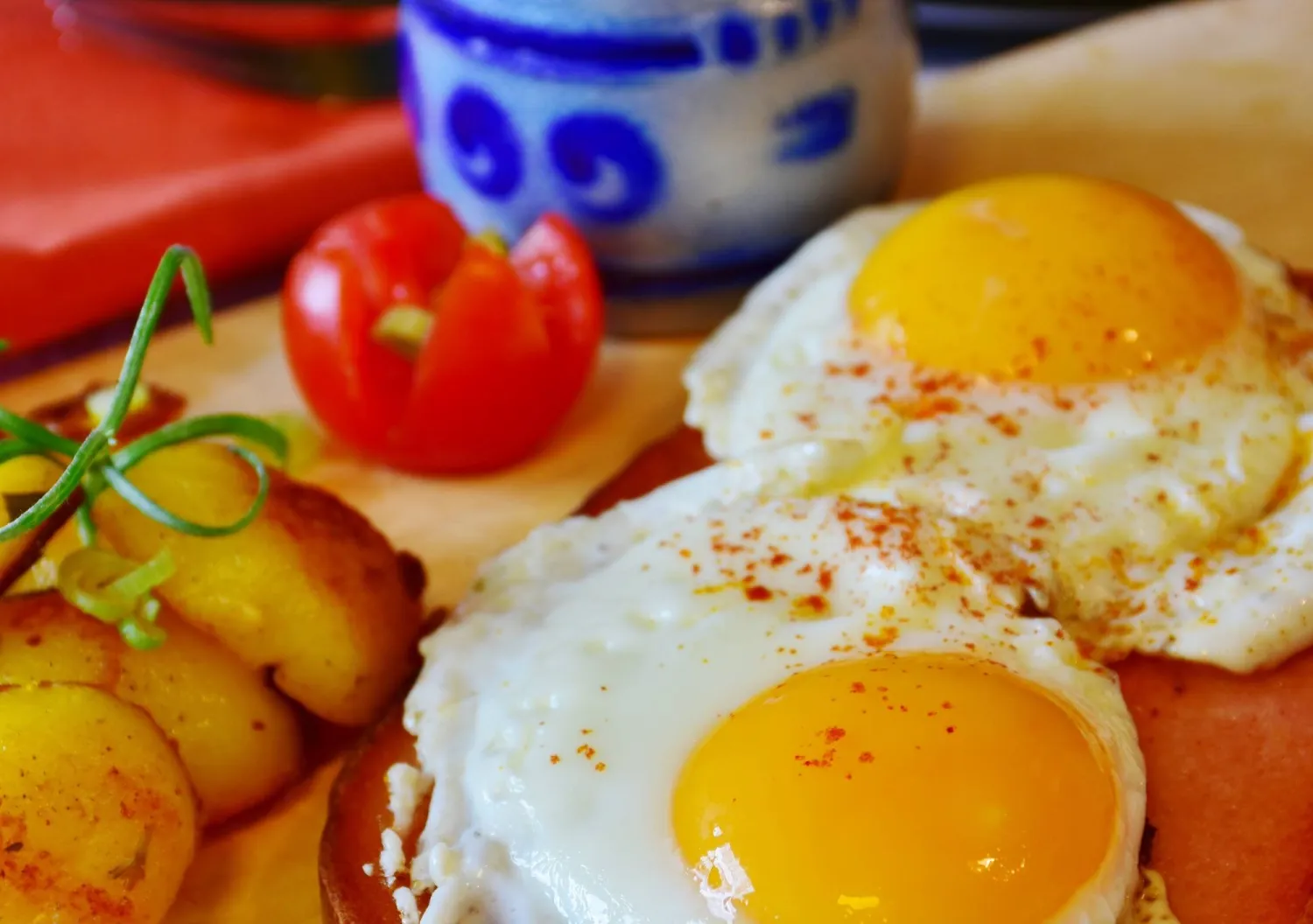 البيض مصدر غني بالبروتين مع نسبة قليلة من الكربوهيدرات