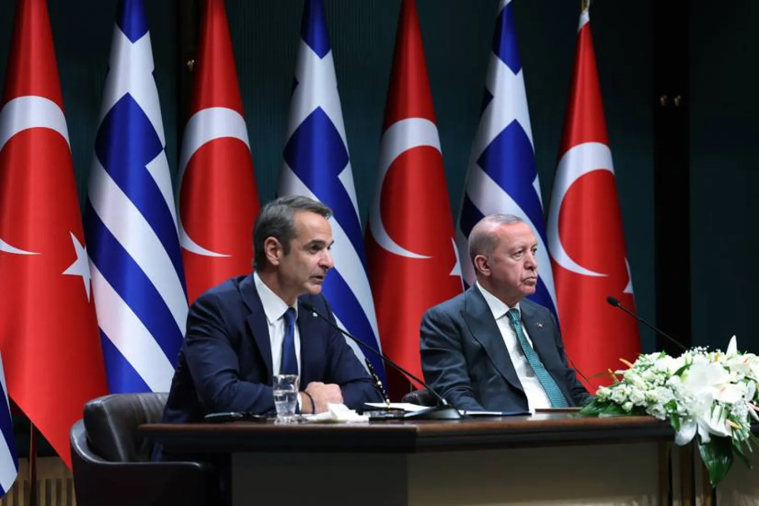 الرئيس التركي رجب طيب إردوغان ورئيس الوزراء اليوناني كيرياكوس ميتسوتاكيس