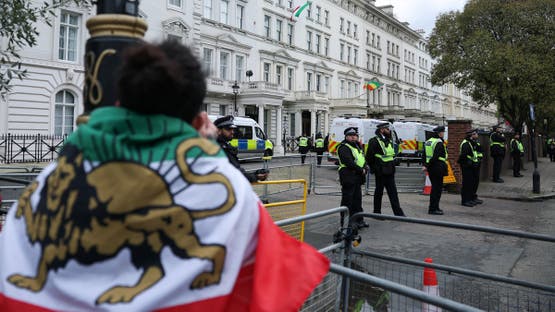 الشرطة البريطانية أمام السفارة الإيرانية في لندن