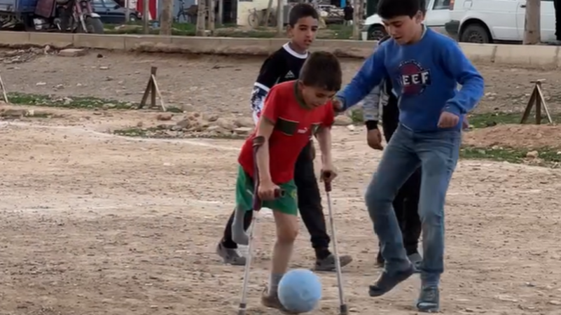 الطفل يونس يعتبر العكاز ساقه الأخرى