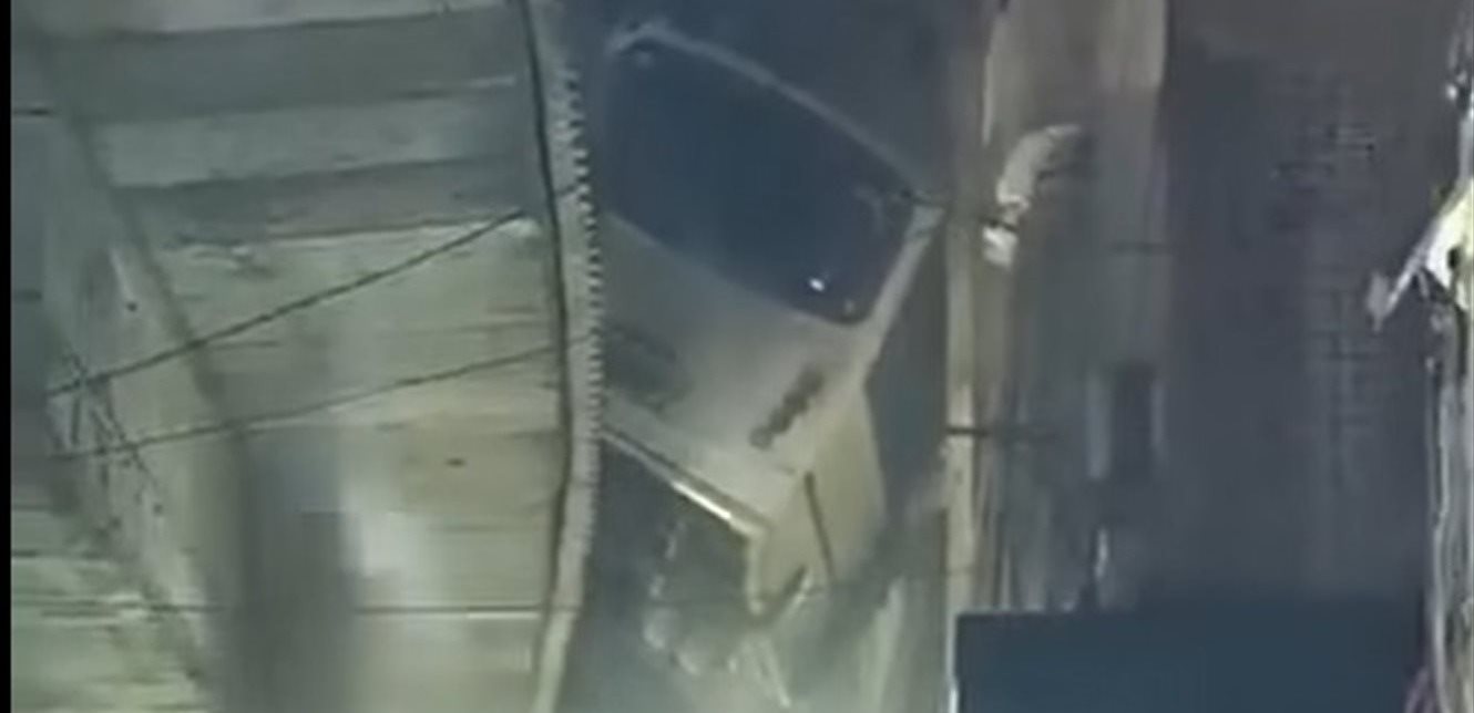 حادثة غريبة: حافلة ركاب تعلق بين جسر وعقار