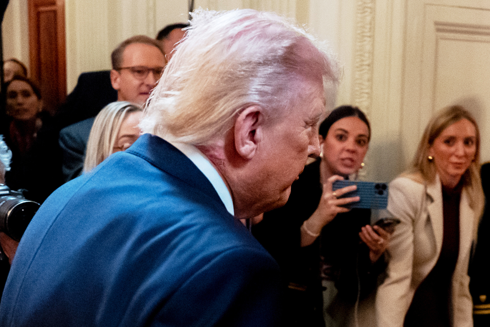 بقعة حمراء على رقبة ترامب