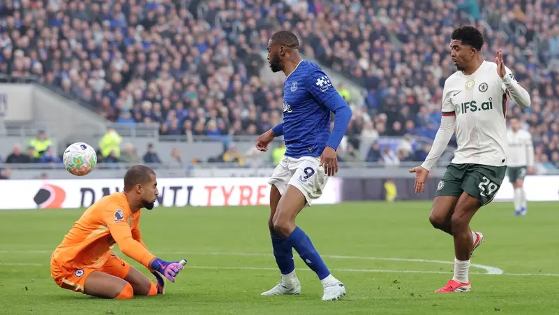 تشيلسي يسقط أمام إيفرتون بثلاثية ويواصل نتائجه المخيبة في الدوري الإنجليزي