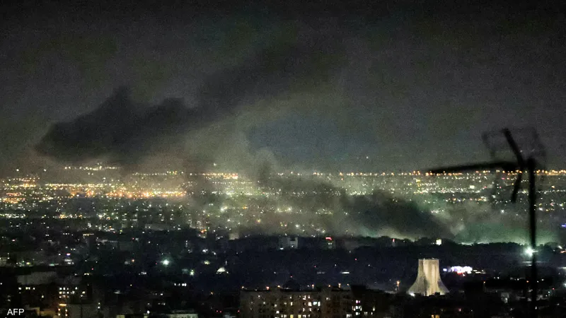 تتصاعد أعمدة الدخان في سماء طهران