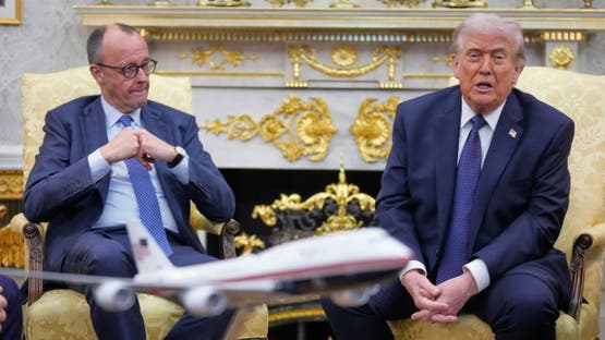 ترامب خلال استقباله المستشار الألماني (أ ب)