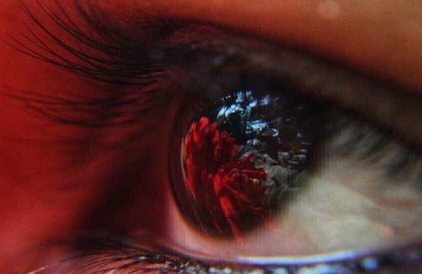 تعبيرية عن العين