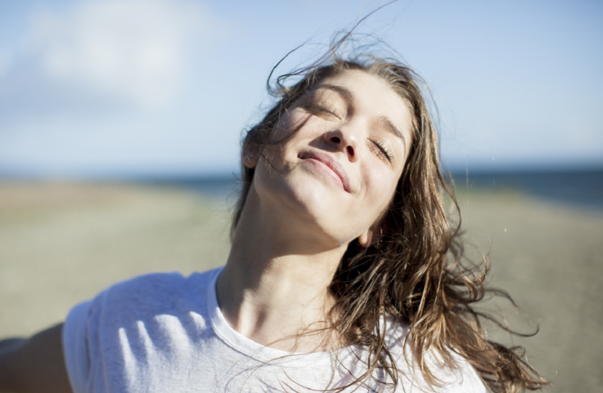 مشروب طبيعي يعزز التركيز واليقظة بعيداً عن القهوة ومشروبات الطاقة