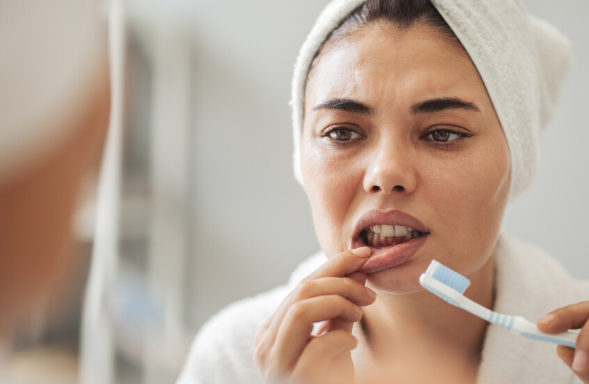 نزيف اللثة قد يكشف نقص فيتامين أساسي في الجسم