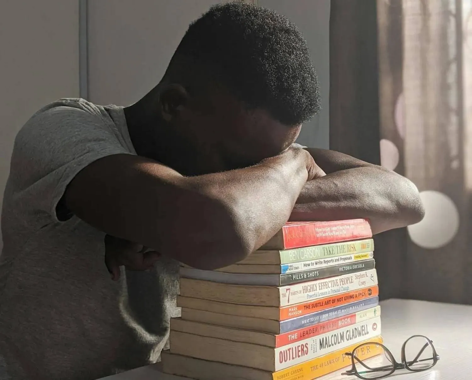 القيلولة… مفيدة أم مرهقة؟ خبراء يوضحون سر «خمول النوم» وكيفية تجنّبه