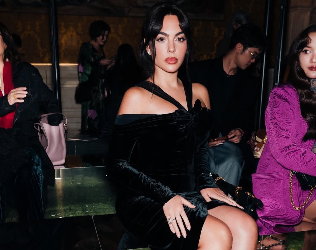 جورجينا رودريغيز تتألق بإطلالة مخملية سوداء في عرض فالنتينو بروما