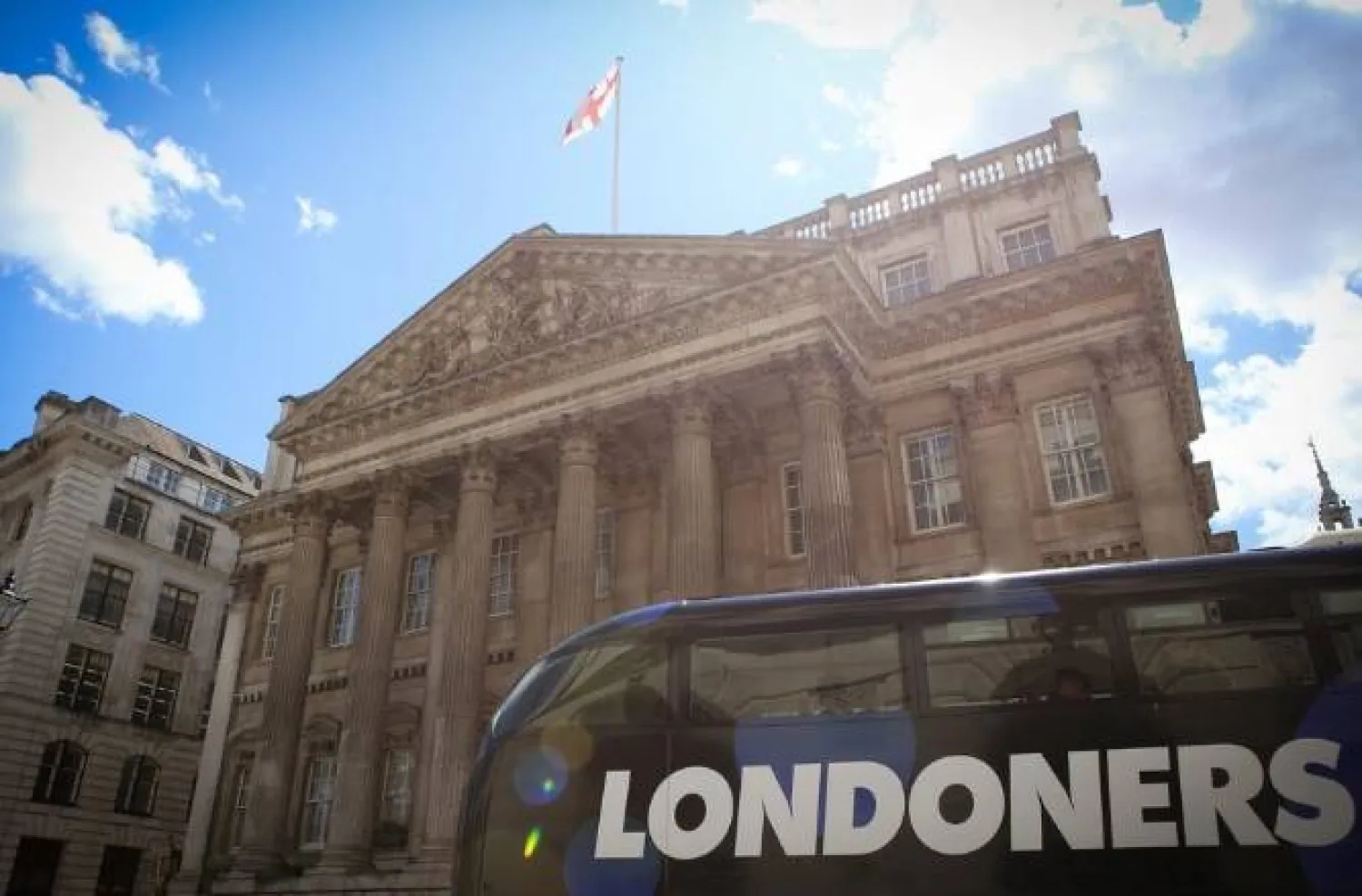 حافلة تمرّ عبر الحيّ المالي في لندن